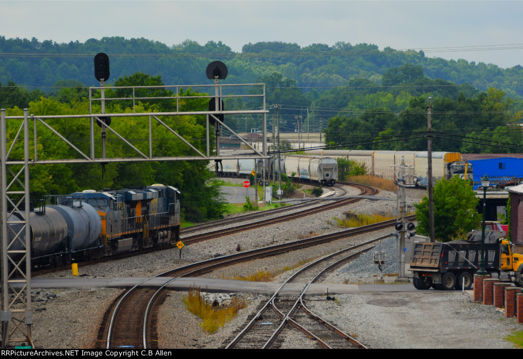 Preparing to Meet an NS Mty Rack Train